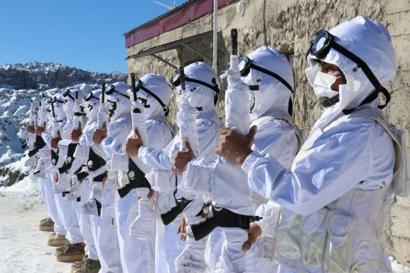 Karlı dağları yuva yapan hudut kahramanları görev başında - Resim: 3