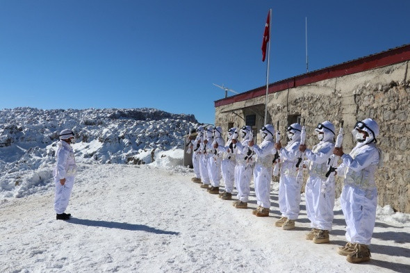 Karlı dağları yuva yapan hudut kahramanları görev başında - Resim: 4