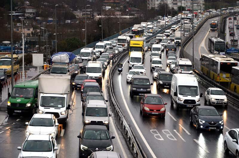 Küçükçekmece'de isyan ettiren görüntü! Trafiği böyle tehlikeye sokuyorlar - Resim: 2