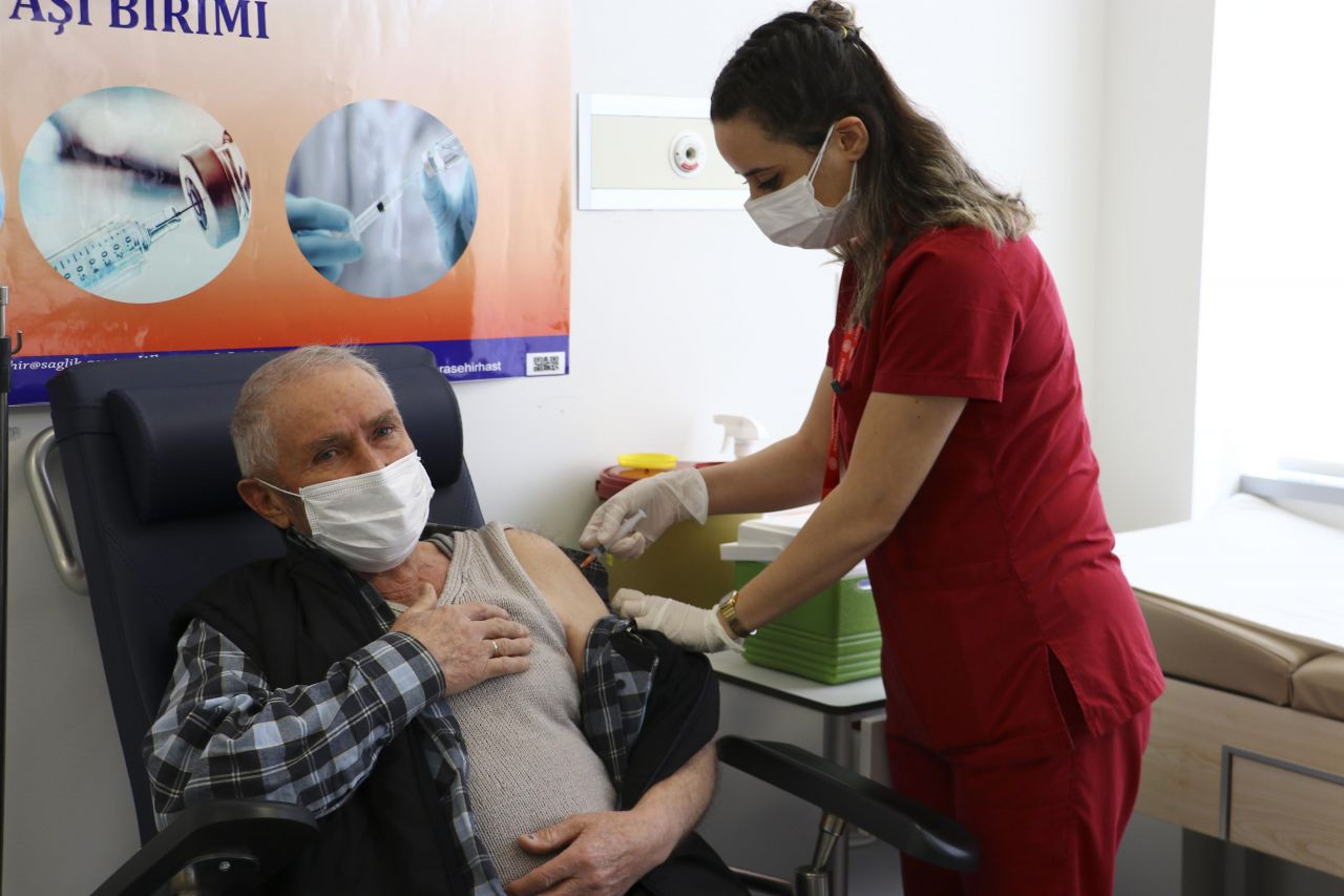 75 yaş üzeri vatandaşların aşılanmasına başlandı