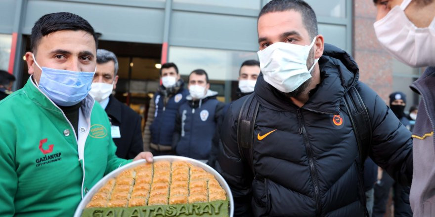 Arda Turan, Galatasaray yazılı baklavayı reddetti
