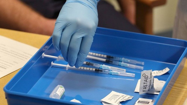 İngiltere’de koronavirüs aşıları karıştırarak kullanılabilecek