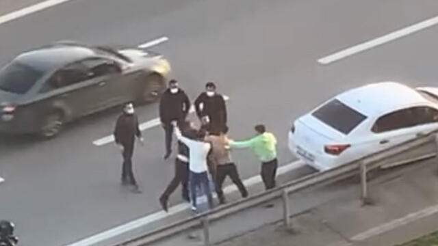 TEM Otoyolu'nda yumruklar konuştu! O anlar saniye saniye kamerada