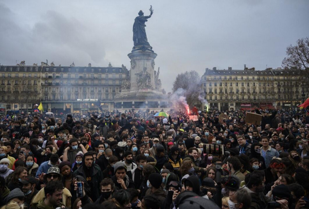 Fransa'da güvenlik yasa tasarısı karşıtı protestolar devam ediyor - Resim: 1