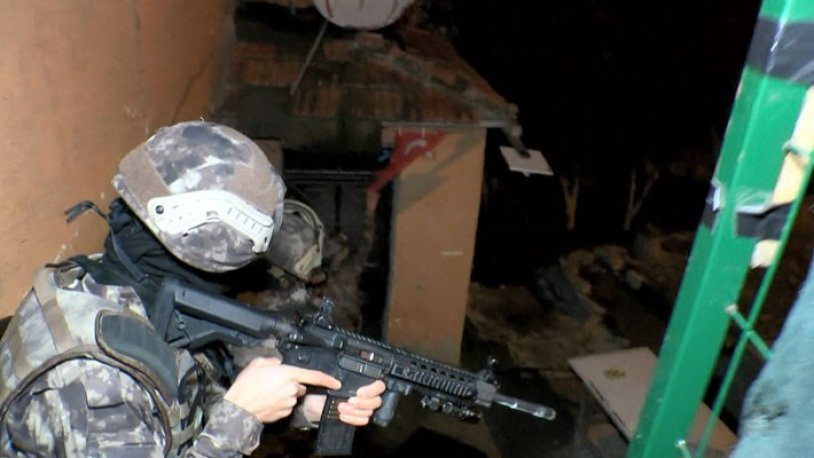Özel harekat uzun namlulu silahlarla yanlış evi bastı