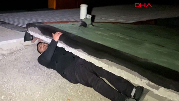 İnanılmaz anlar! Polis basınca nereye kaçacaklarını şaşırdılar