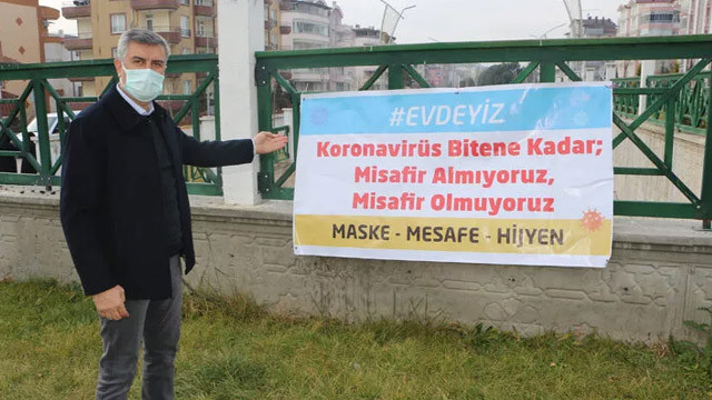 Adana'da ilginç pankart: Görenler dönüp bir daha bakıyor