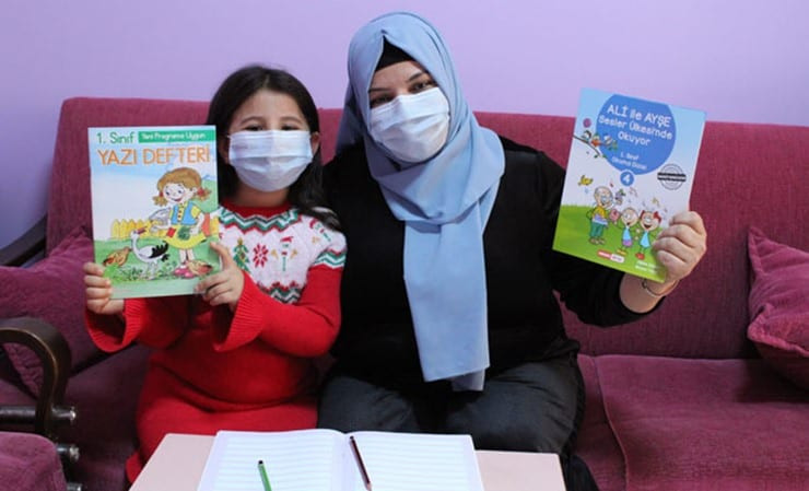 Kızıyla birlikte uzaktan eğitime katılan anne okuma yazma öğrendi