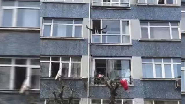 İstanbul'da ilginç olay! Eline ne geçtiyse balkondan aşağı attı!