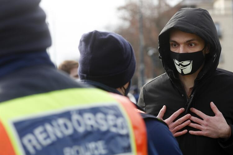 Macaristan'da ''bıçak kemiğe dayandı'' diyerek protesto başlatıldı - Resim: 2