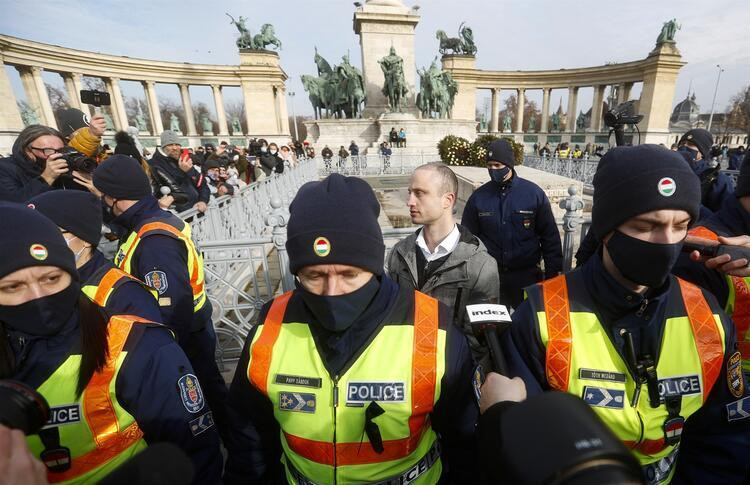 Macaristan'da ''bıçak kemiğe dayandı'' diyerek protesto başlatıldı - Resim: 3