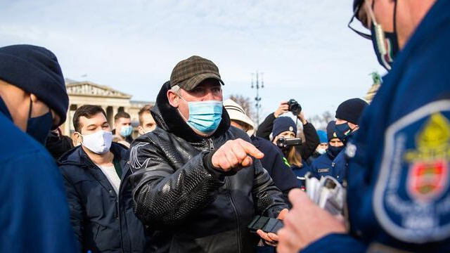 Macaristan'da ''bıçak kemiğe dayandı'' diyerek protesto başlatıldı