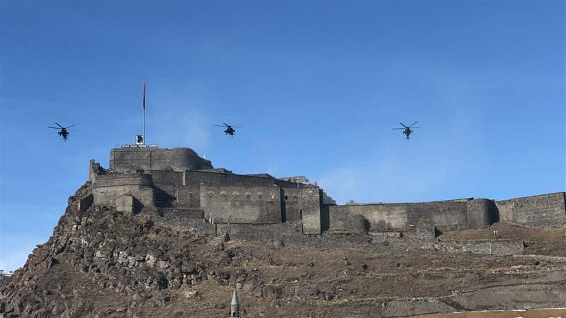 Atak helikopterleri ile Kars Kalesi'nde muhteşem gösteri - Resim: 1