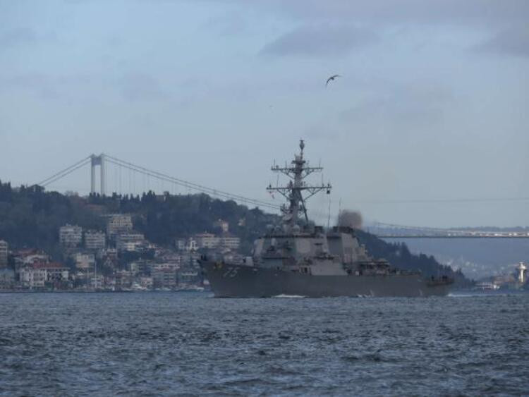 İstanbul Boğazı'ndan geçen Amerikan gemisinde dikkat çeken görüntü - Resim: 1
