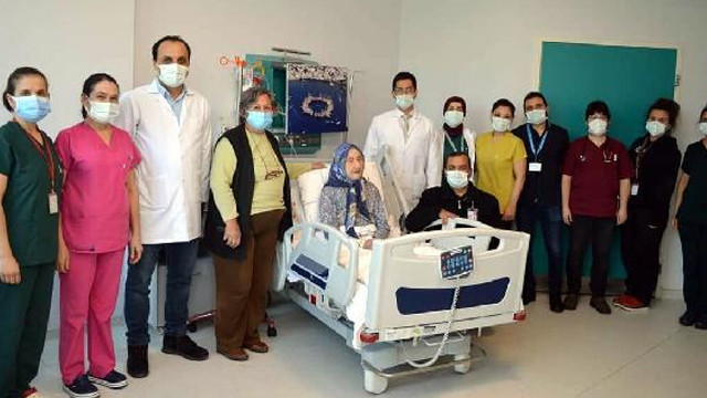98 yaşındaki kadın koronavirüsü yenip taburcu oldu
