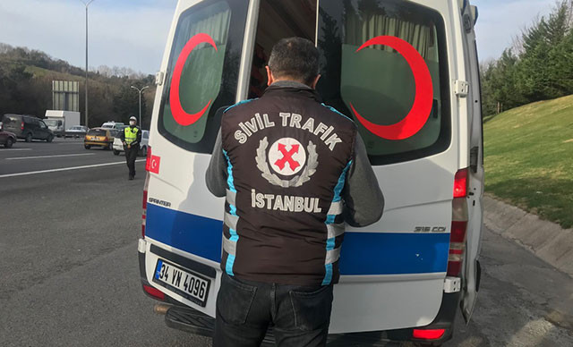 Çakarlı boş hasta nakil ambulanslarına da ceza kesildi
