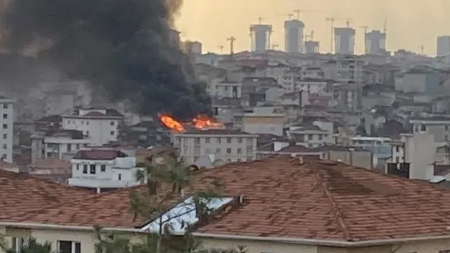 Ümraniye'de bir binanın çatısında yangın