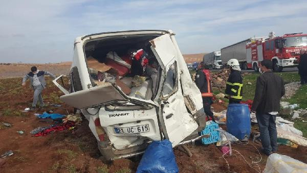 Tarım işçilerini taşıyan minibüs kaza yaptı: 13 yaralı - Resim: 1