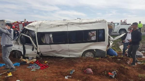 Tarım işçilerini taşıyan minibüs kaza yaptı: 13 yaralı - Resim: 2