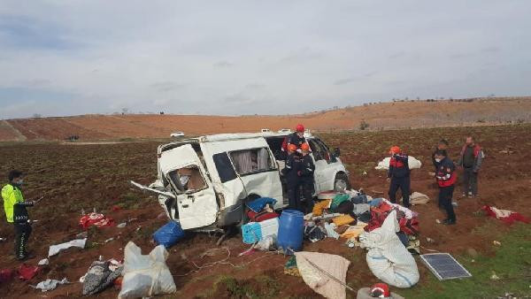 Tarım işçilerini taşıyan minibüs kaza yaptı: 13 yaralı - Resim: 3
