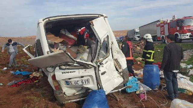 Tarım işçilerini taşıyan minibüs kaza yaptı: 13 yaralı