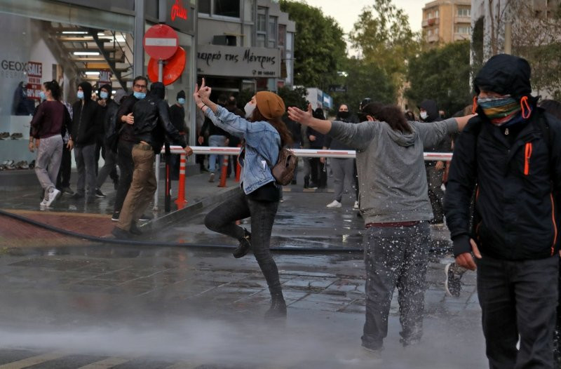 Güney Kıbrıs’ta halk sokağa döküldü