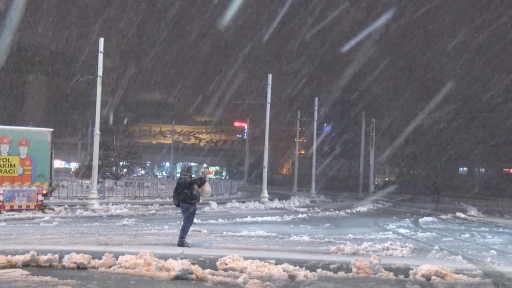 İstanbul'da kar yağışı gece de sürdü