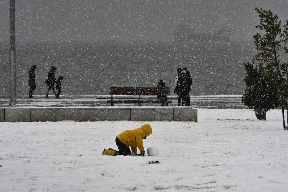 Atina'da heyecan yaratan kar iki can aldı - Resim: 2