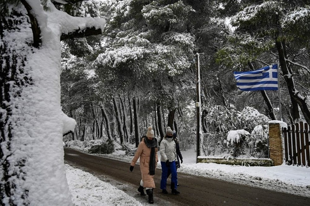 Atina'da heyecan yaratan kar iki can aldı - Resim: 4