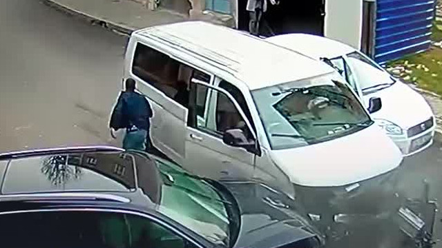 Film gibi olay! Çalıntı minibüsle kaçarken polis aracına çarptı