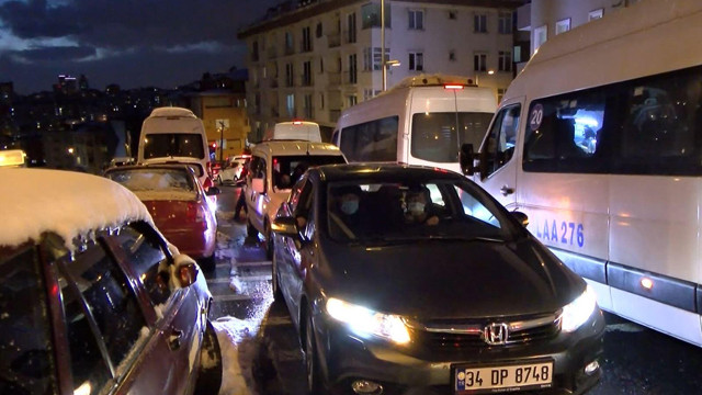 Yolda kalan TIR trafiği felç etti