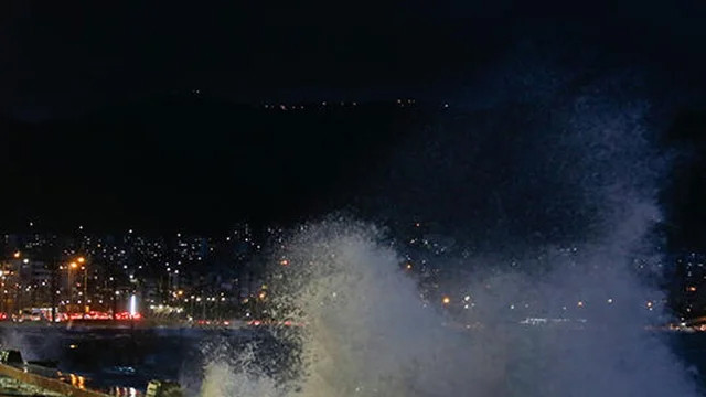 İzmir'de kuvvetli rüzgar nedeniyle vapur seferlerine ara verildi