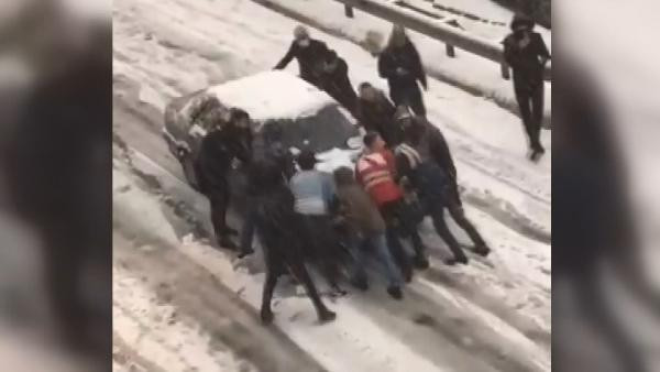 İstanbulluların kar ile imtihanı! Kayan aracı 11 kişi durdurdu
