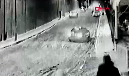 Anne ve babanın kayan araçtaki çocuklarını kurtarma çabası kamerada
