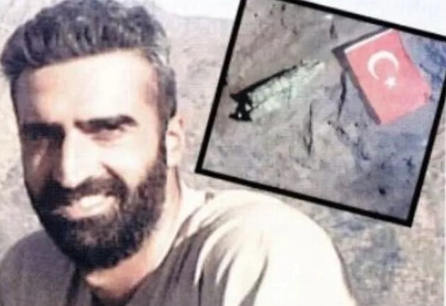 Şehit yüzbaşı Hakurk'a Türk bayrağını dikmiş
