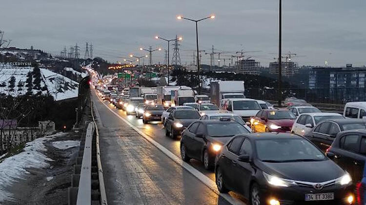 TEM'de trafiği kilitleyen kaza