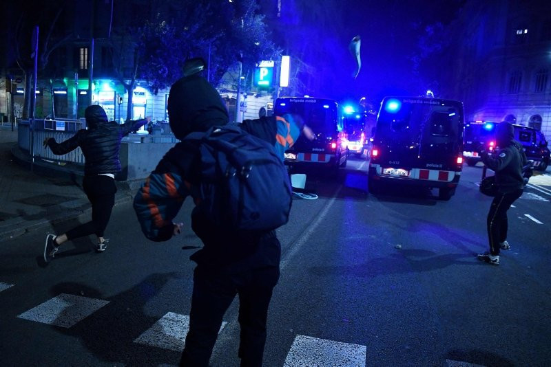 İspanya sokakları yangın yerine döndü! - Resim: 3