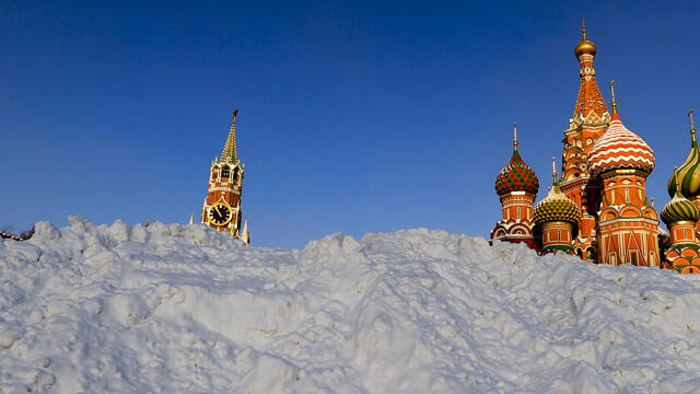 Rusya'da 3 gün aralıksız yağan kar hayatı felç etti