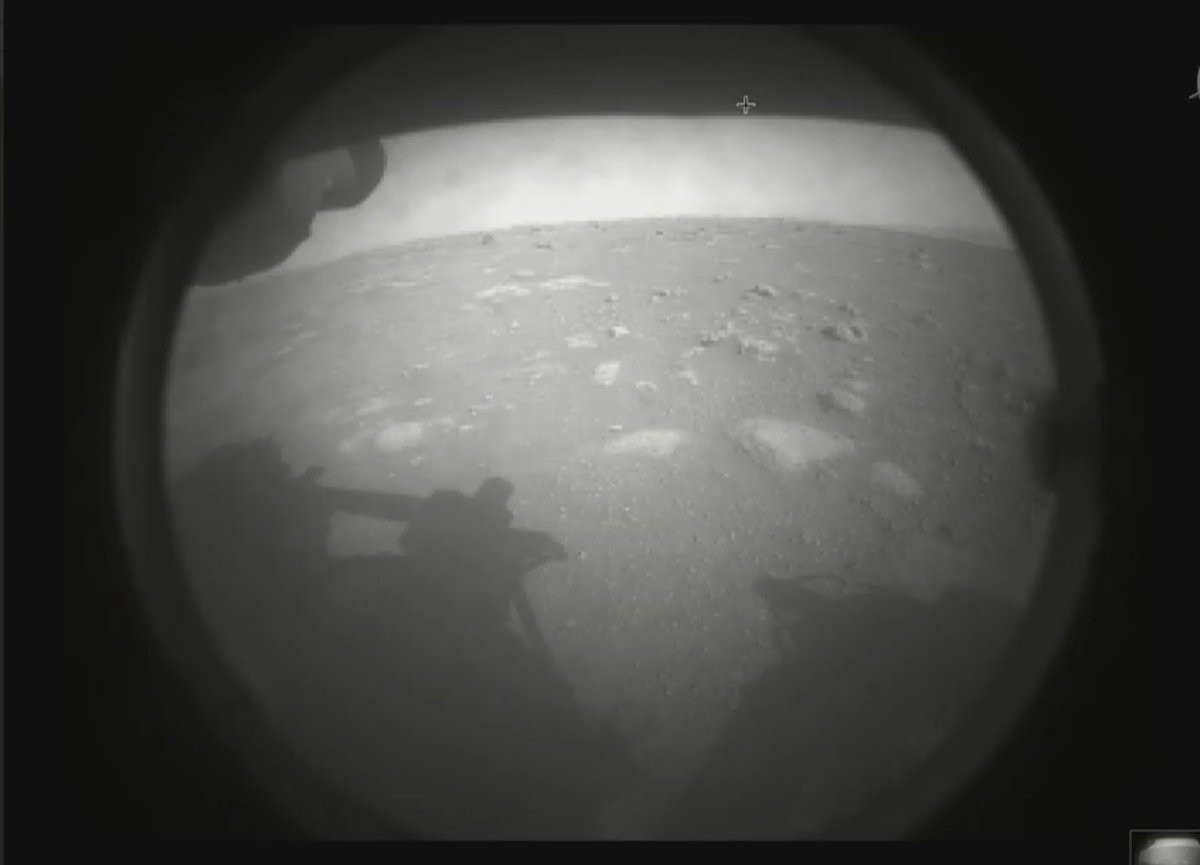 NASA Mars yüzeyinde! İşte Mars'tan ilk görüntü 