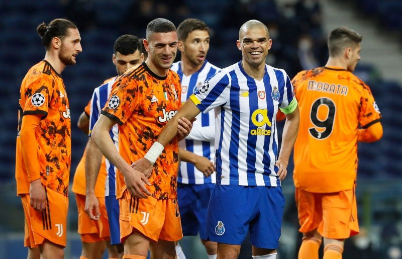 Pepe'den Merih Demiral'e çirkin hareket - Resim: 1