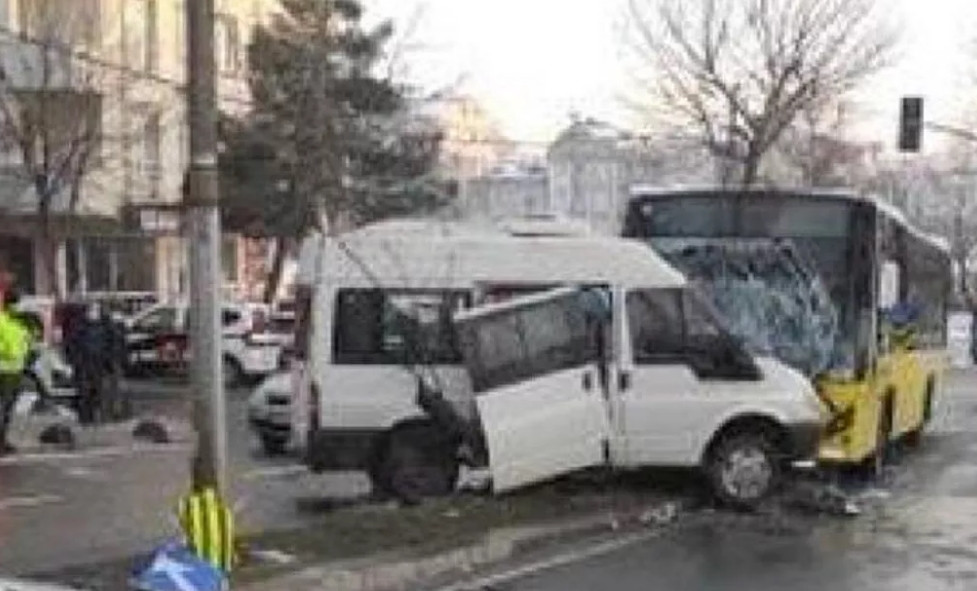 İETT otobüsüyle minibüs çarpıştı! Yaralılar var