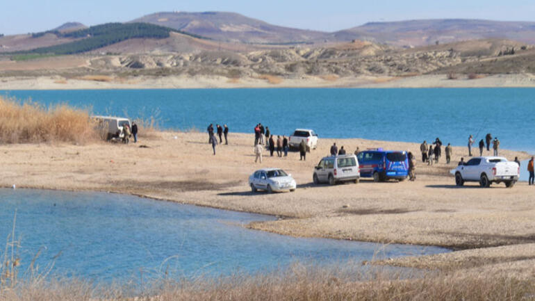 Minibüste 1'i çocuk 3 kişi ölü bulundu