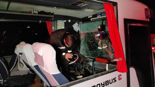 Halk otobüsü ile TIR çarpıştı; yaralılar var!