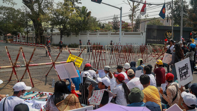 Myanmar'da darbecilere karşı isyan!