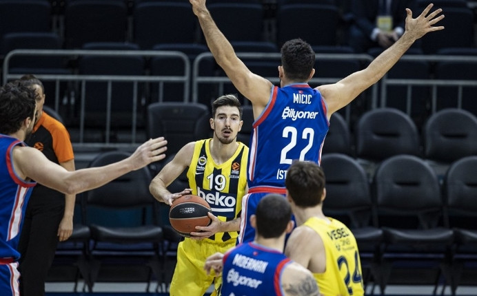 Anadolu Efes EuroLeague'de Fenerbahçe'yi farklı yendi