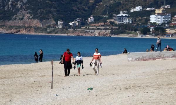 Kısıtlamadan muaf turistler güzel havanın keyfini denizde çıkardı - Resim: 2