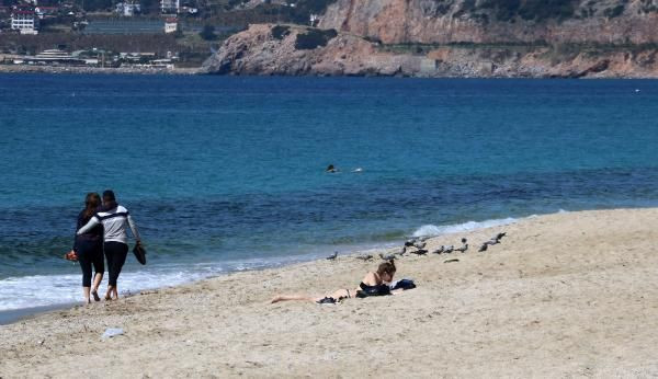 Kısıtlamadan muaf turistler güzel havanın keyfini denizde çıkardı - Resim: 4