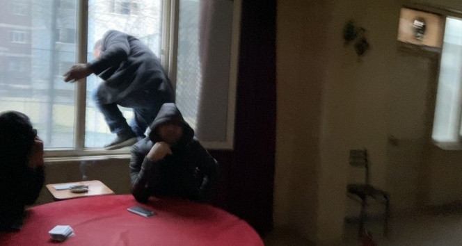 Polisin koronavirüs baskınından böyle kaçtı!