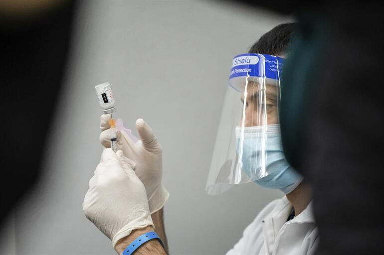 Oxford açıkladı: Aşı koronavirüsün bulaştırılmasını önlüyor