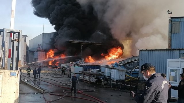 Gebze'de korkutan fabrika yangını